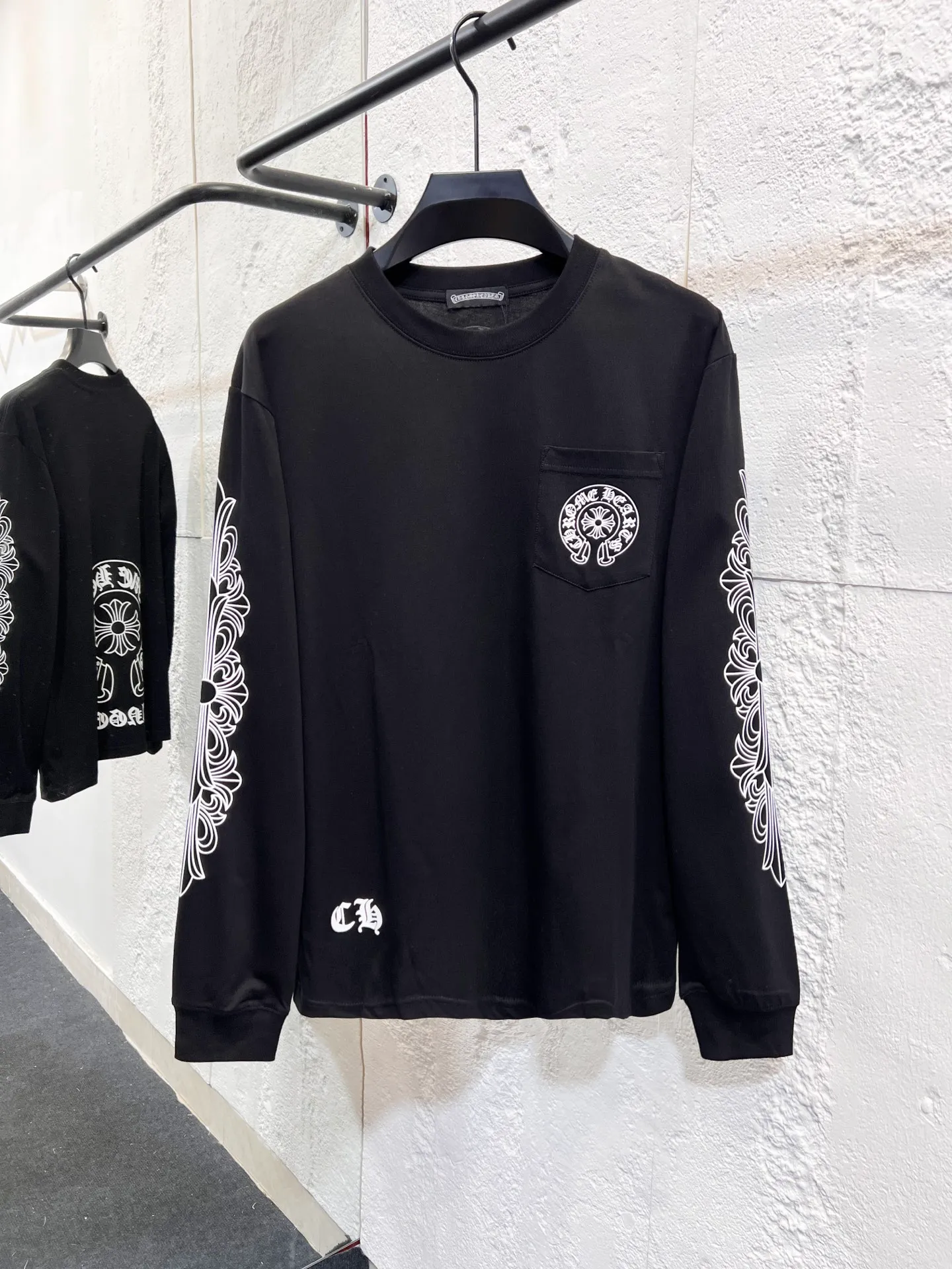 P170 Style number: T66 ChromeHearts-CH ChromeHearts city limited cross Sanskrit printed long sleeves SIZE #s m l xl Length 69 71 73 74 Bust 106 110 114 118 Sleeve length 64 65 66 67